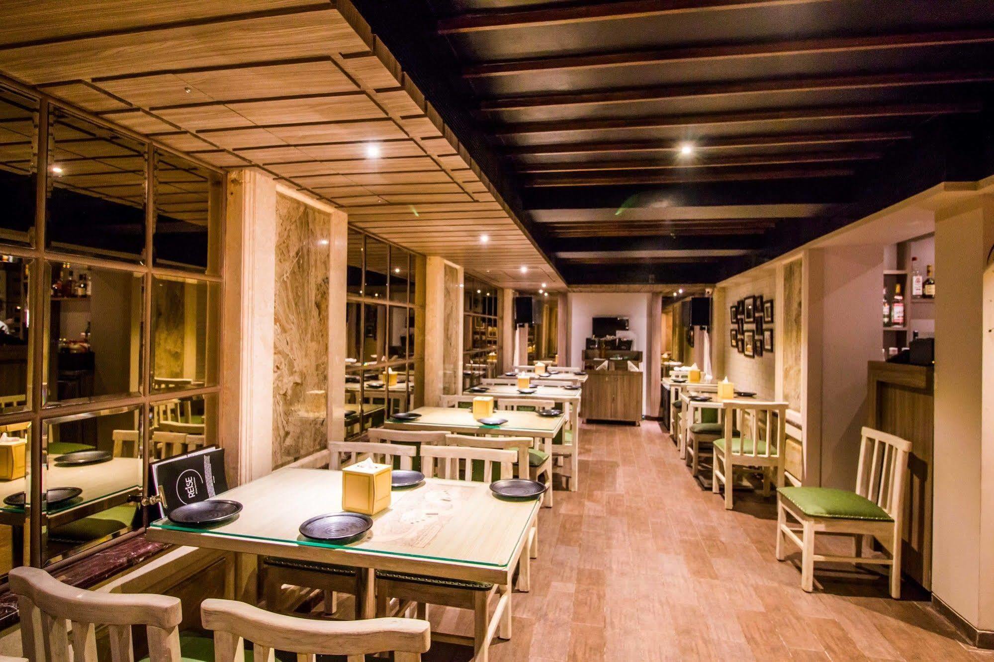 Hotel Oriental Aster - Mumbai International Airport Екстер'єр фото